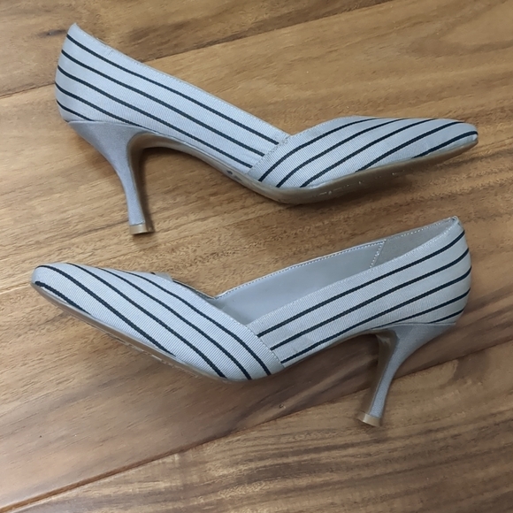 New, never worn. Naturalizer heels size 6M - Picture 3 of 5